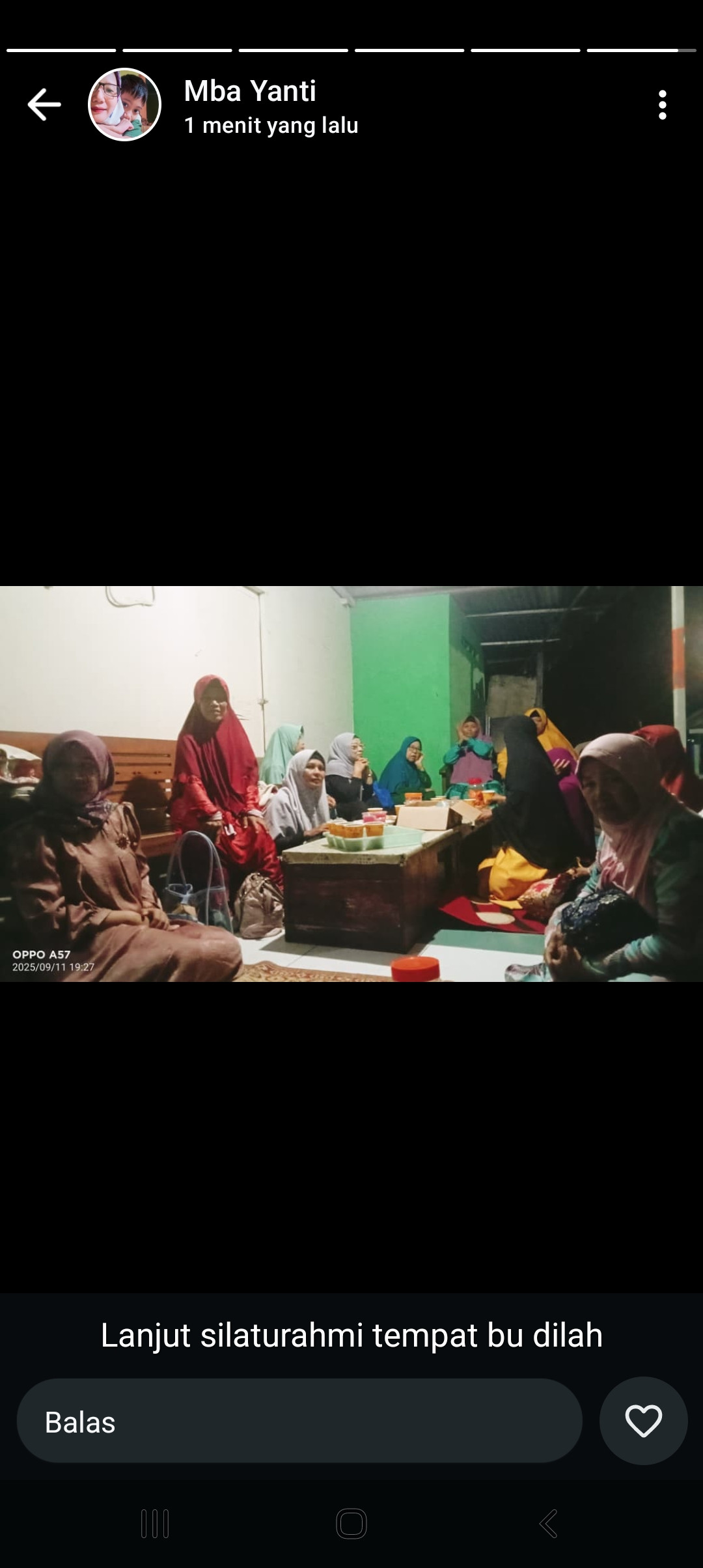 Menjenguk tetangga sakit oleh rombongan pengajian warga krajan