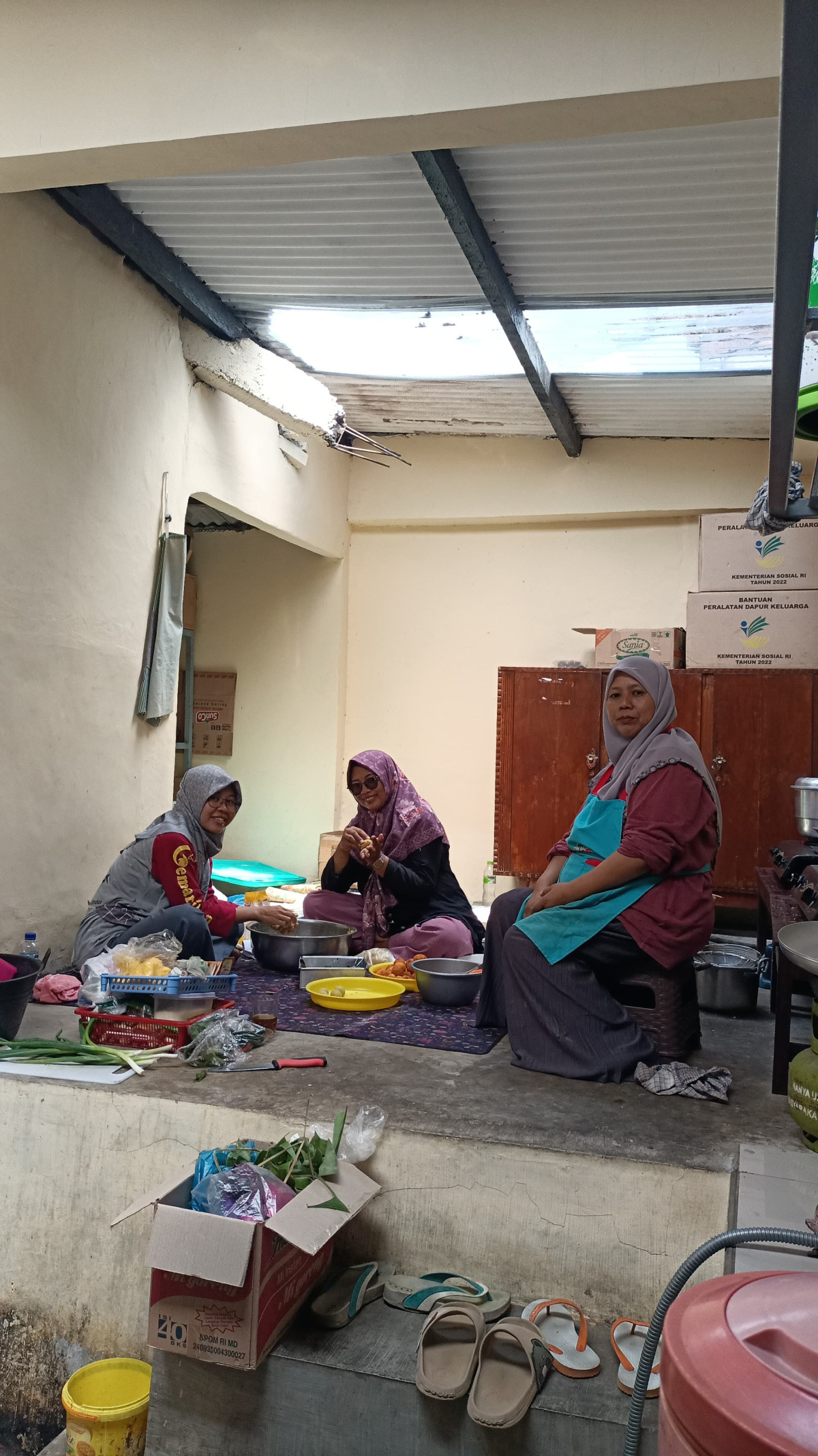 proses memasak PMT lokal utk Bumil oleh kader Krajan