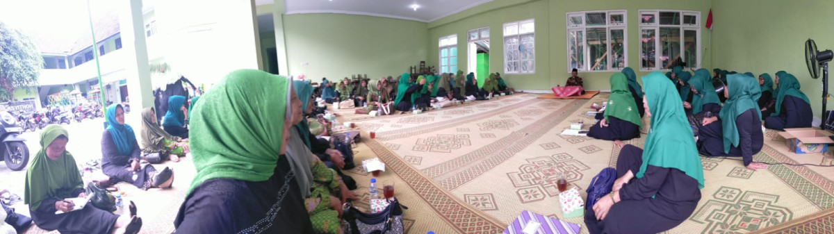 Ibu ibu RW 38 padukuhan Tegalsari mengikut rutian pengajian muslimat NU