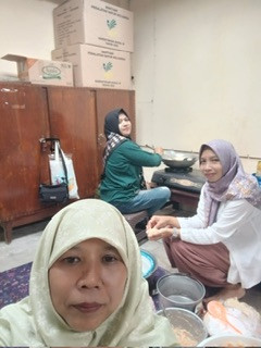 Partisipasi memasak menu PMT lokal oleh kader Sanggrahan