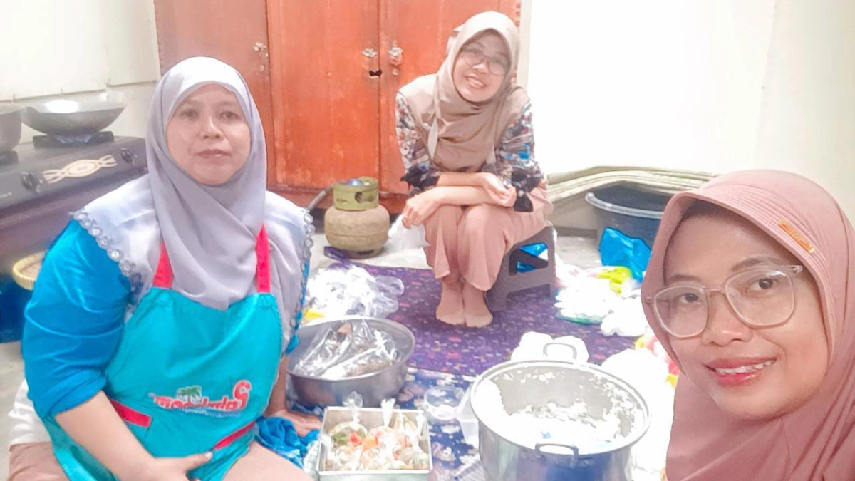 proses memasak PMT lokal utk Bumil oleh kader Krajan