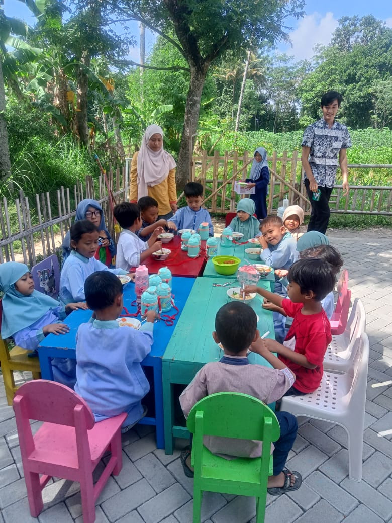 Anak" Paud Makan Bersama Padukuhan Wonosari