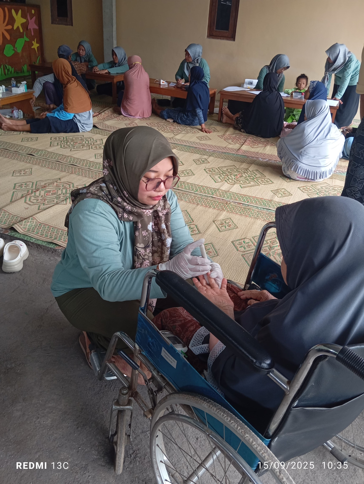 Cek kesehatan mandiri gula darah dan asam urat lansia padukuhan Tegalsari