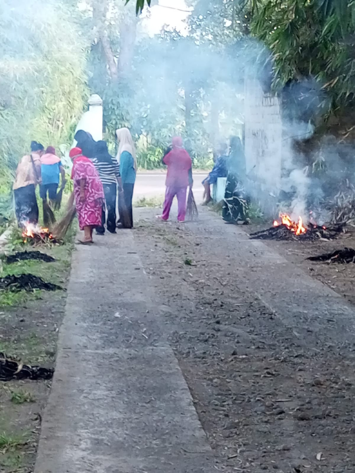 Gotong royong bersih jalan jalan yang ada di lingkungan dusun Tegalrejo padukuhan Tegalsari