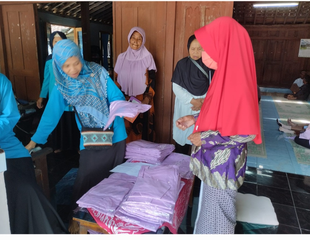 Pembagian Seragam Posyandu Lansia Pokoh