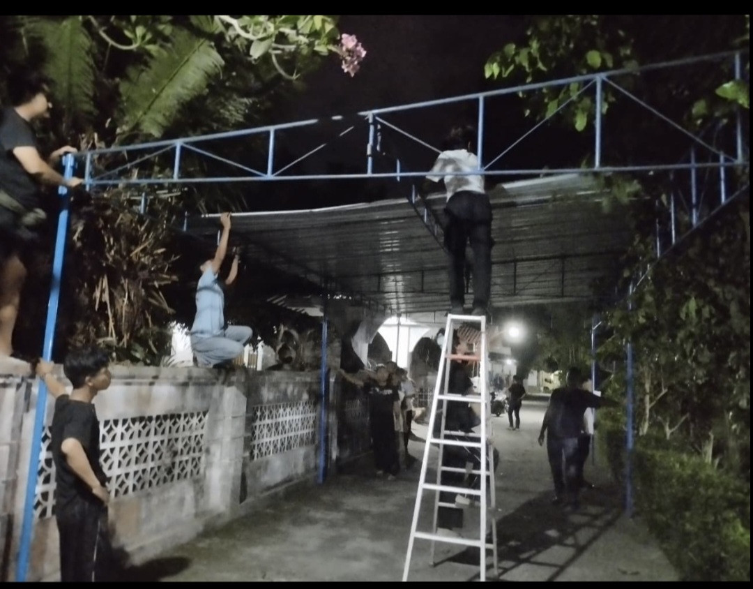 Pemasangan Tenda dan Seng Sripah RT 05 Pokoh