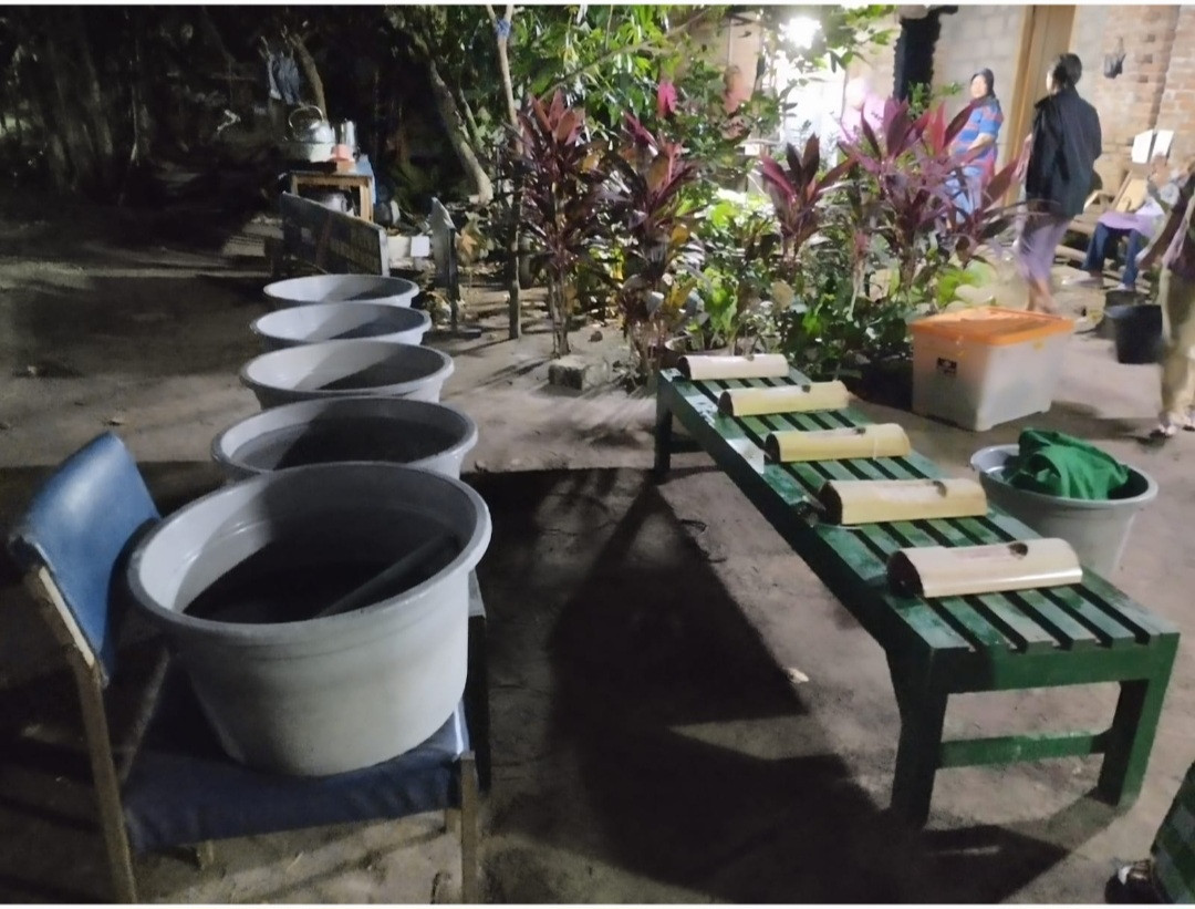 Memandikan Jenazah Warga RT 05 Pokoh