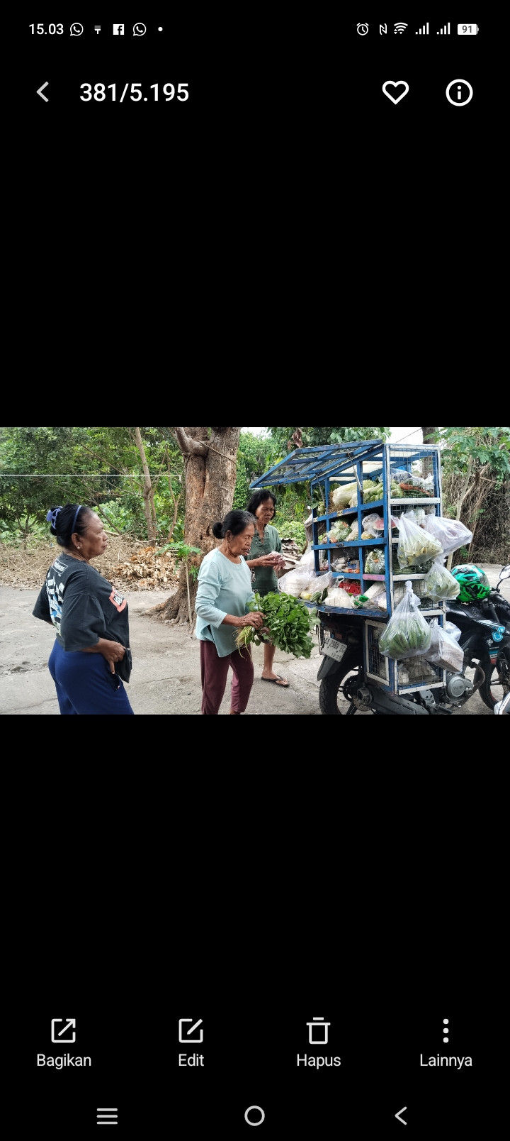 Warga sawahan kidul berbelanja