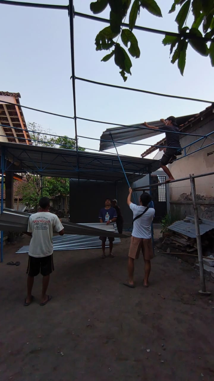 Kerja bakti pasang tenda persiapan pesta nama st. Vincentius , sawahan kidul