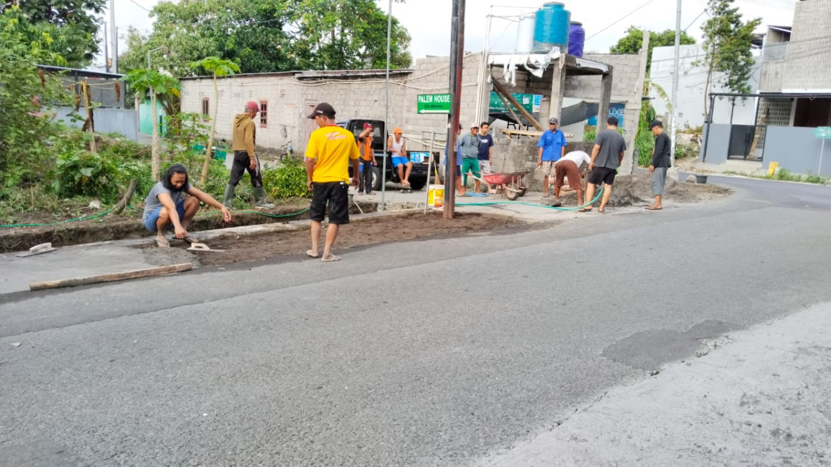 kerja bakti pengecoran jalan pinggirpengecoran jalan aspl di sekitaran gapura kampung KB malangrejo