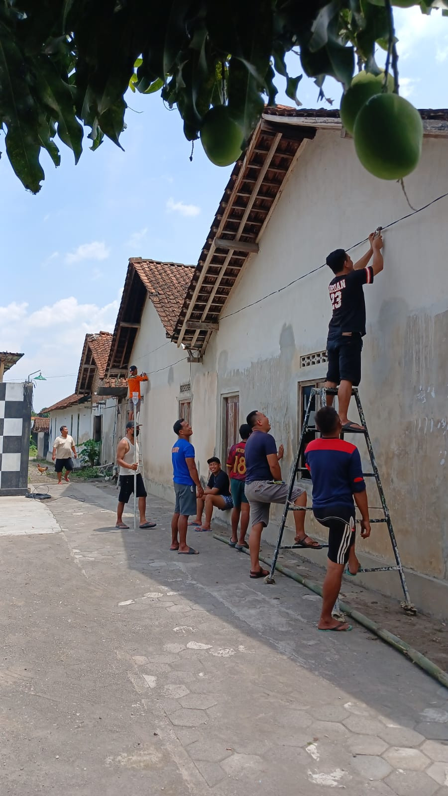 Giat gotong royong bpk2 rw 02 warga gedongan lor