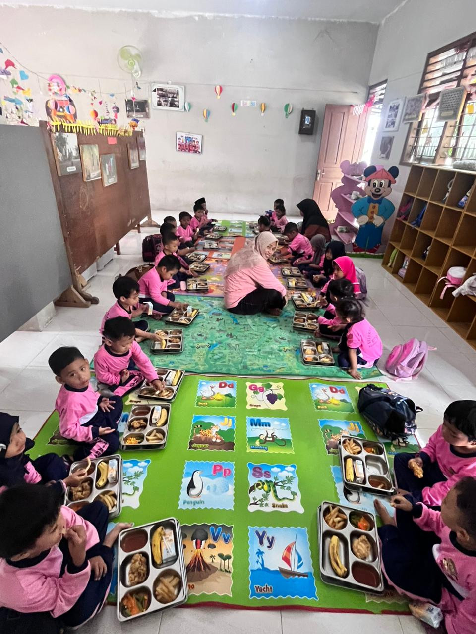 Kegiatan makan bersama dari Program MBG di KB PKK Mutiara Hati Malangrejo