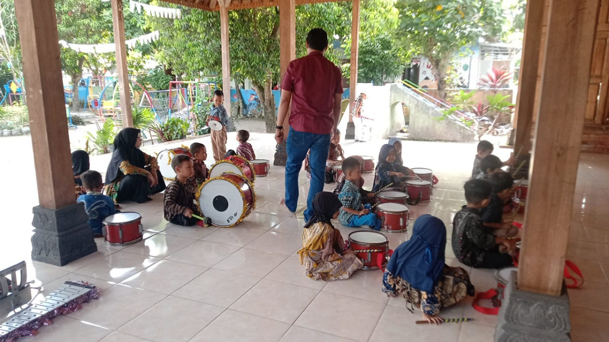 Latihan drumband kelompok A1 dan A2 TK Tunas Bhakti Malangrejo