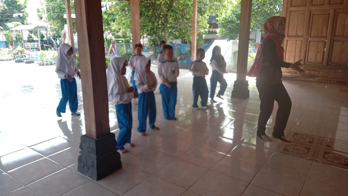 Latihan menari kelompok B1 dan B2 TK Tunas Bhakti Malangrejo