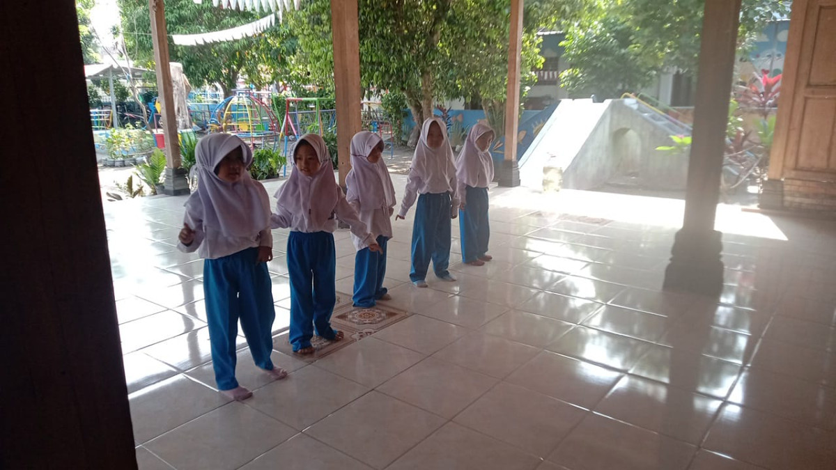 Latihan menari kelompok A2 putri TK Tunas Bhakti Malangrejo