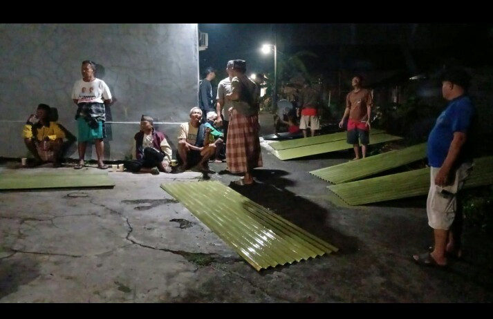 Gotongroyong pengecatan seng saren