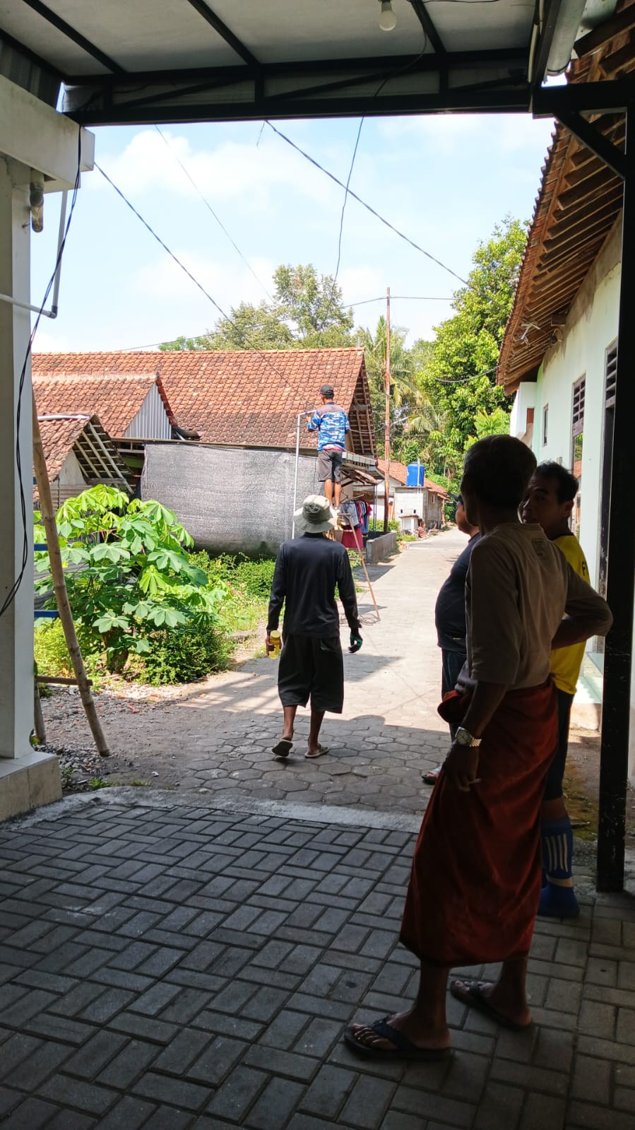 Giat gotong royong bpk2 warga 01 gedongan lor