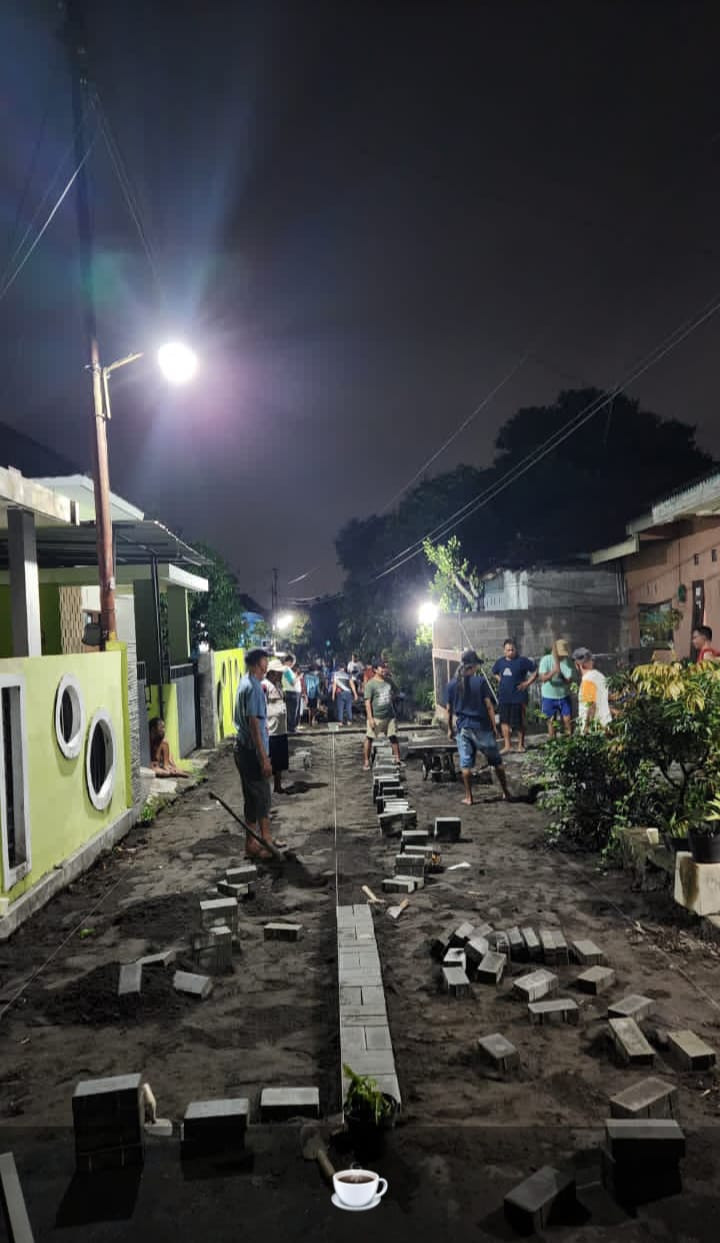 Gotong Royong Pemasangan Paving Blok Hari ke 1 Jalan Gatot Kaca RT 02 Padukuhan Pokoh