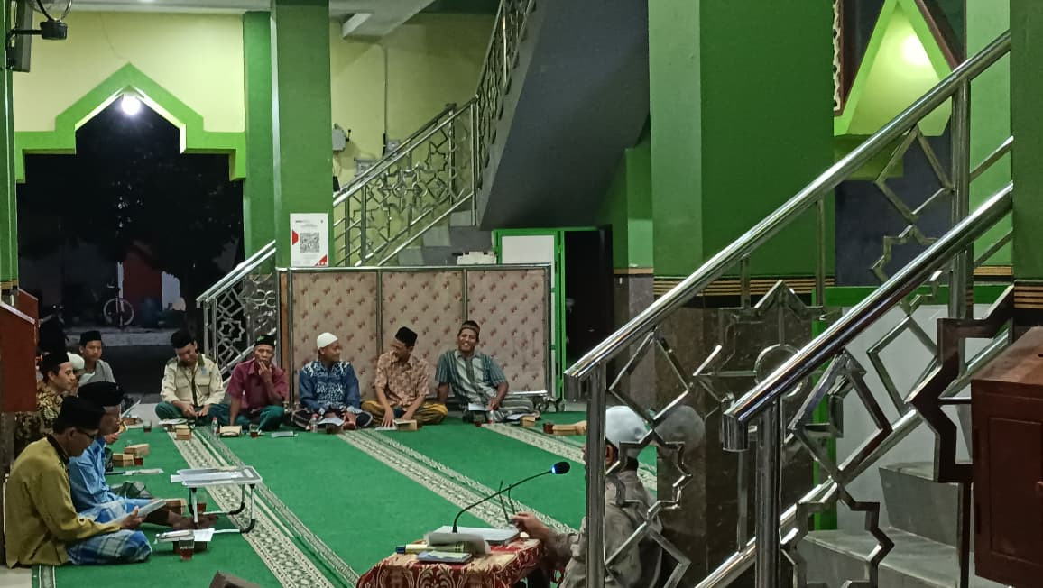 Kegiatan membaca surat Yasin, tahlil, nadzom Asmaul Husna, nadzom Aqidatul Awam dan pengajian  di Masjid Arrohmah Malangrejo