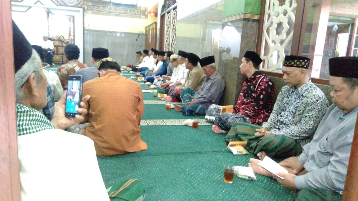 Pengajian Ahad pagi bapak ibu masjid Ar Rohmah Malangrejo