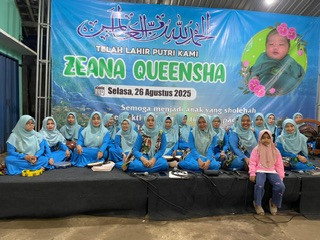 Unjuk kebolehan group hadroh Tanzilla Saffana di acara  tasyakuran kelahiran bayi  warga Sanggrahan