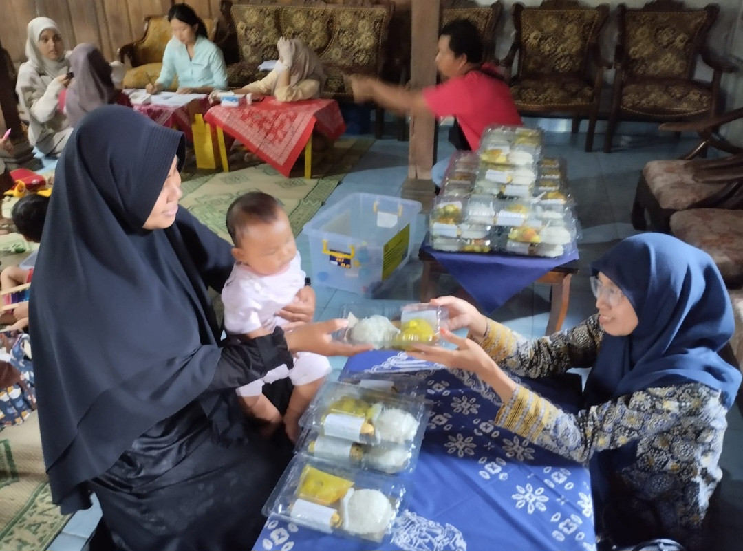 Pemberian PMT pada balita Pokoh