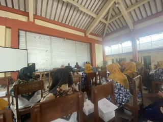 Bimbingan teknis bagi PKK dr dinas PMK kab Sleman diikuti kader Sanggrahan