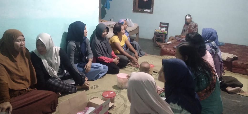 Menjenguk tetangga yang baru pulang dari RS karena kecelakaandi Padukuhan Malangrejo
