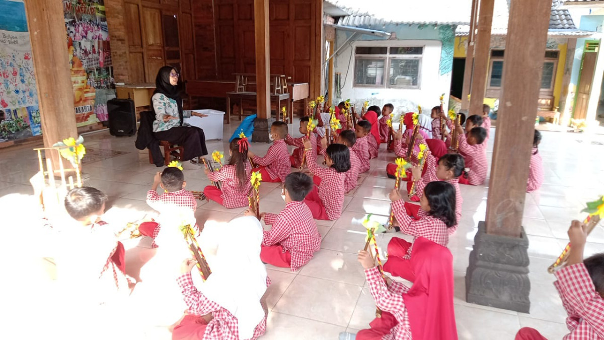 Latihan angklung klas B1 dan B2 TK Tunas Bhakti Malangrejo