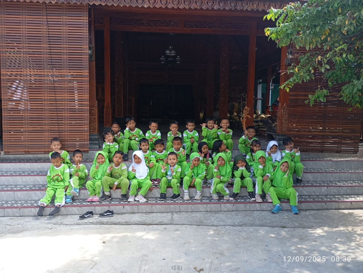 Pengenalan rumah joglo) budaya TK Tunas Bhakti Malangrejo