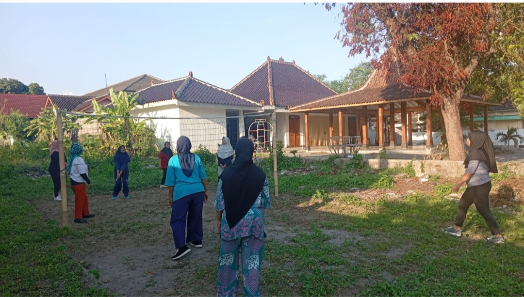 Latihan Bola Voli Ibu-Ibu RT 02 Pokoh