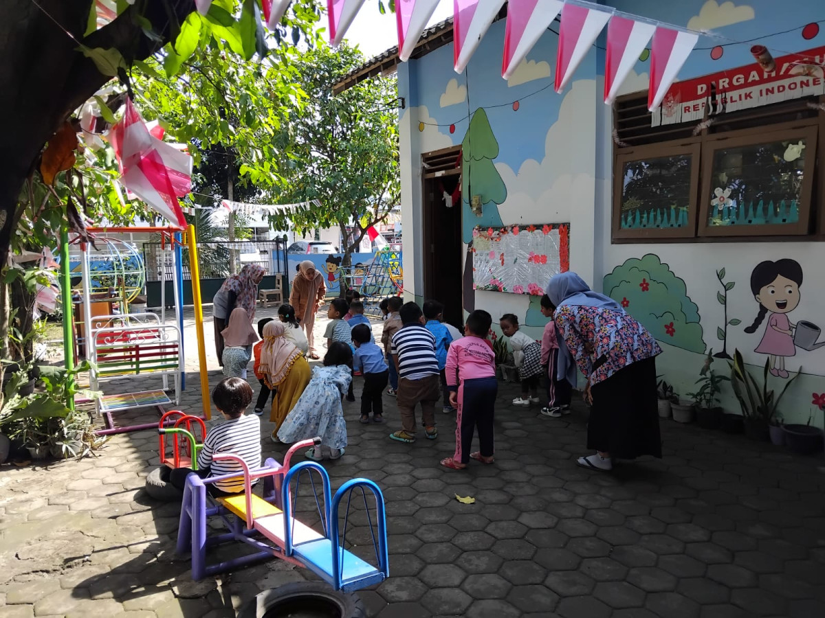 Senam sehat gembira oleh  KB PKK Mutiara Hati Malangrejo