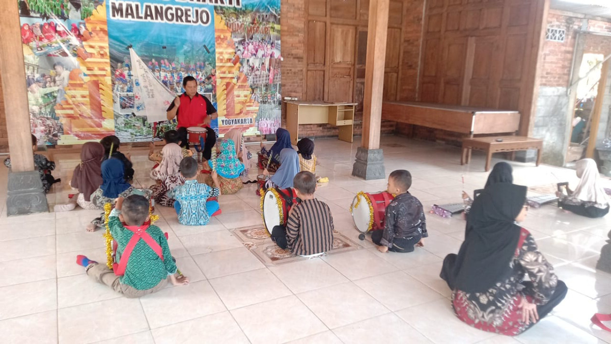 Latihan drumband tim 2 TK Tunas Bhakti Malangrejo
