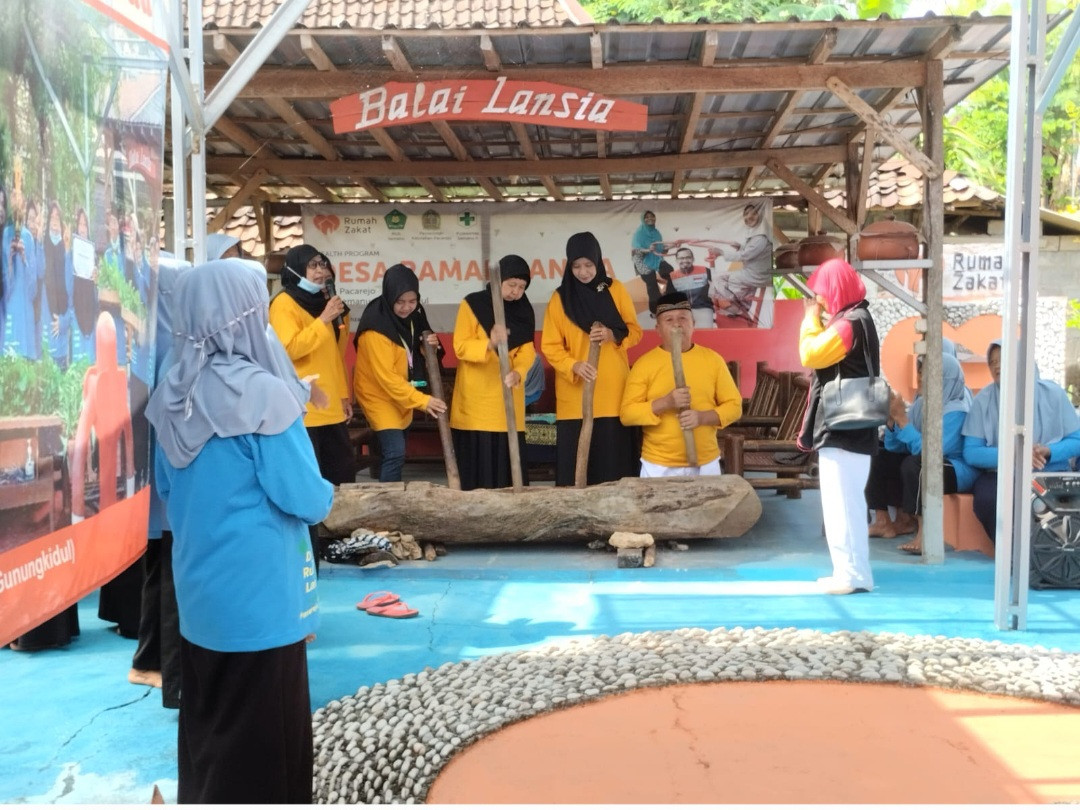 Penampilan Gejog Lesung Manunggal Budaya Pokoh Di Pos Lansia Khusnul Khotimah