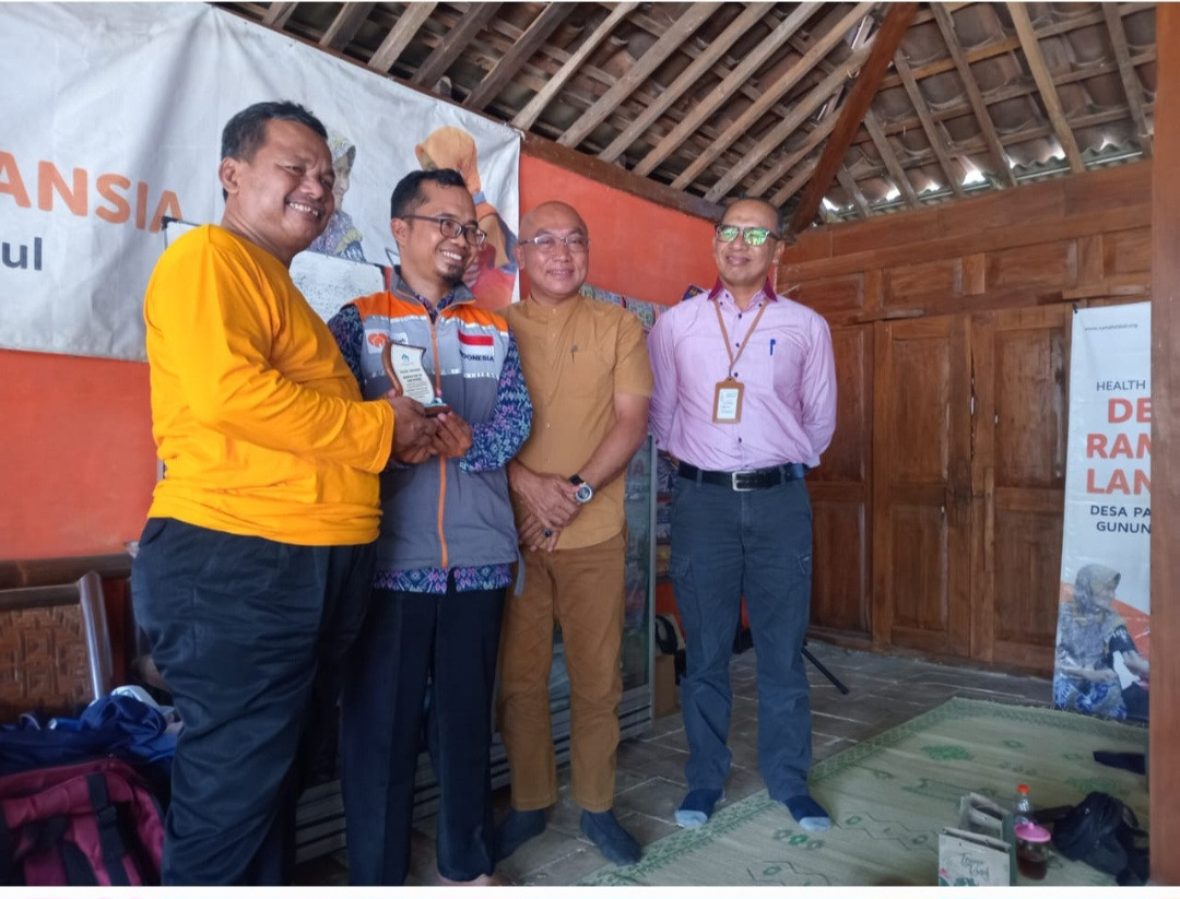 Penyerahan Kenang-Kenangan Oleh Kader Kesehatan Padukuhan Pokoh
