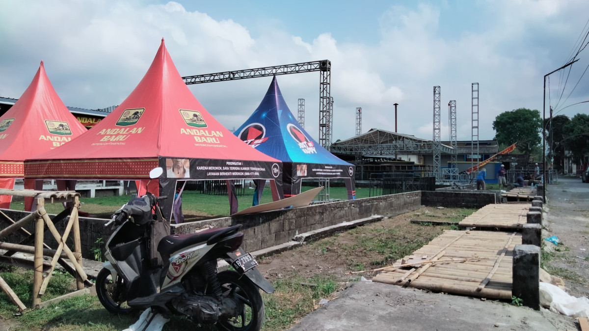 Persiapan pentas seni jathilan padukuhan Tonggalan