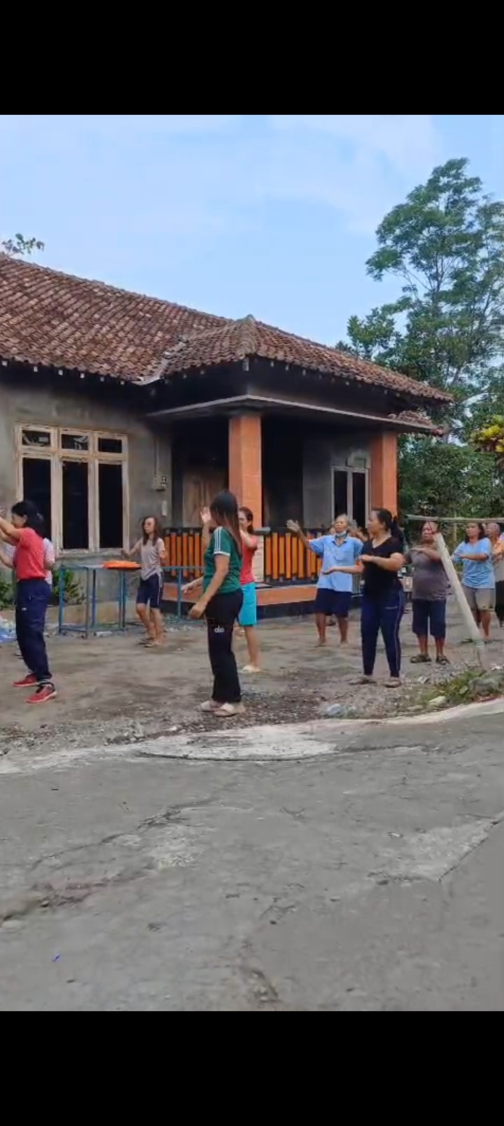 Senam bersama rt 3 warga sawahan kidul