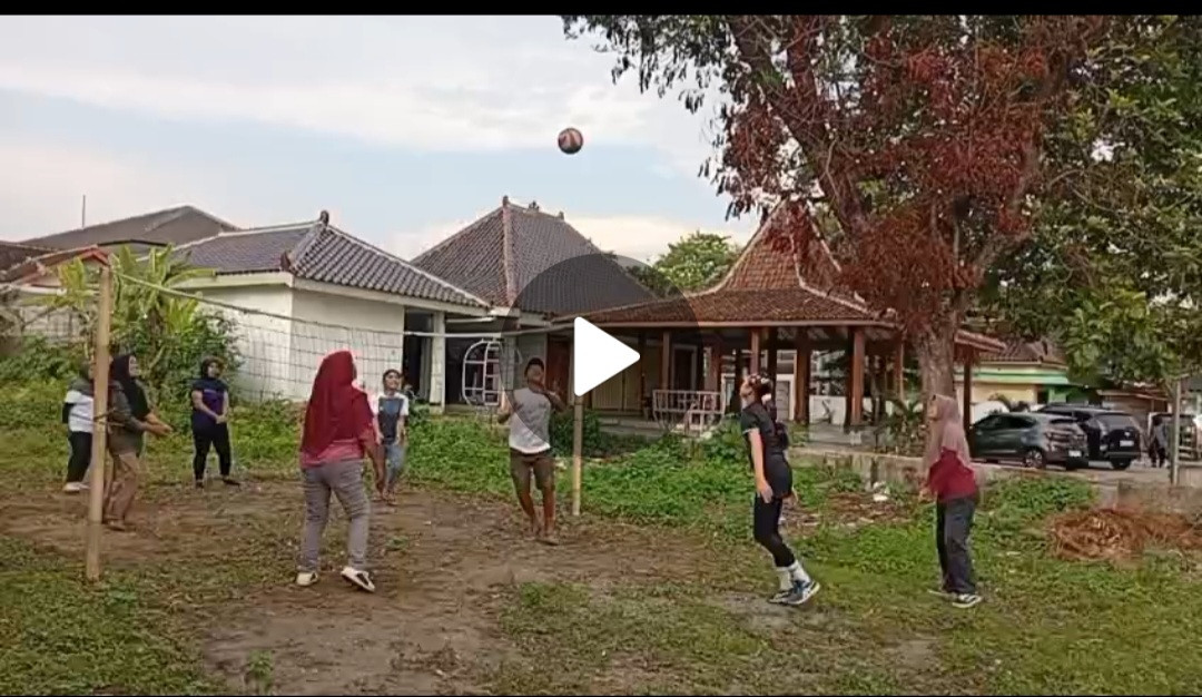 Latihan Bola Voli Ibu-Ibu RT 02 Pokoh