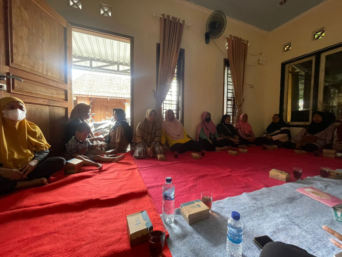 pertemuan kelompok pemerima manfaat program PKH di PAdukuhan Blotan