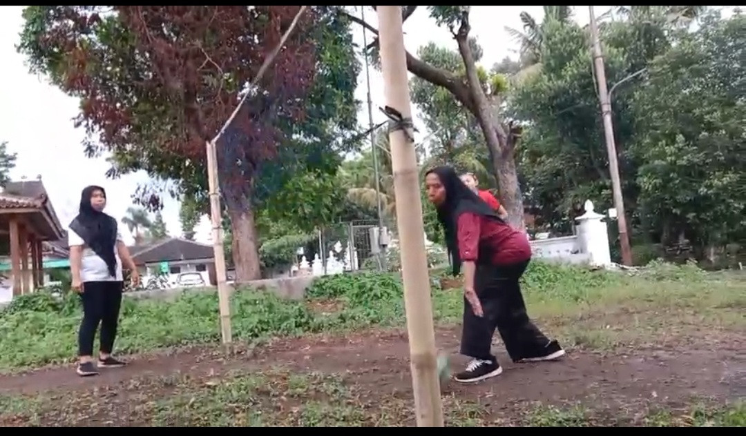 Latihan Bola Voli Ibu-Ibu RT 02 Pokoh