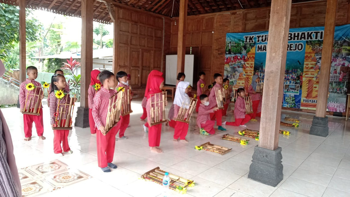 Latihan angklung TK TUNAS BHAKTI Malangrejo