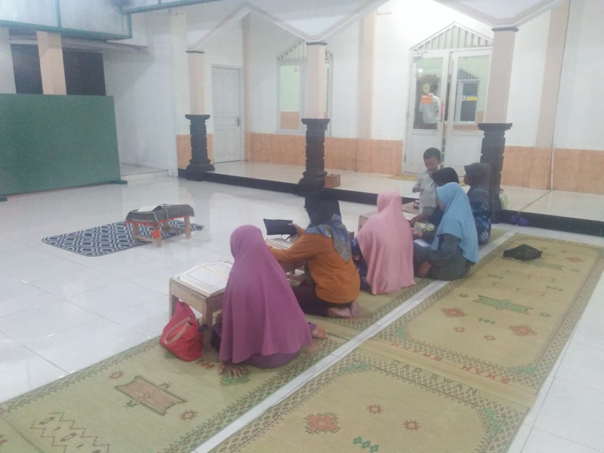 Tadarus Al Quran Ibu-Ibu Jamaah Masjid Al Amin Pokoh