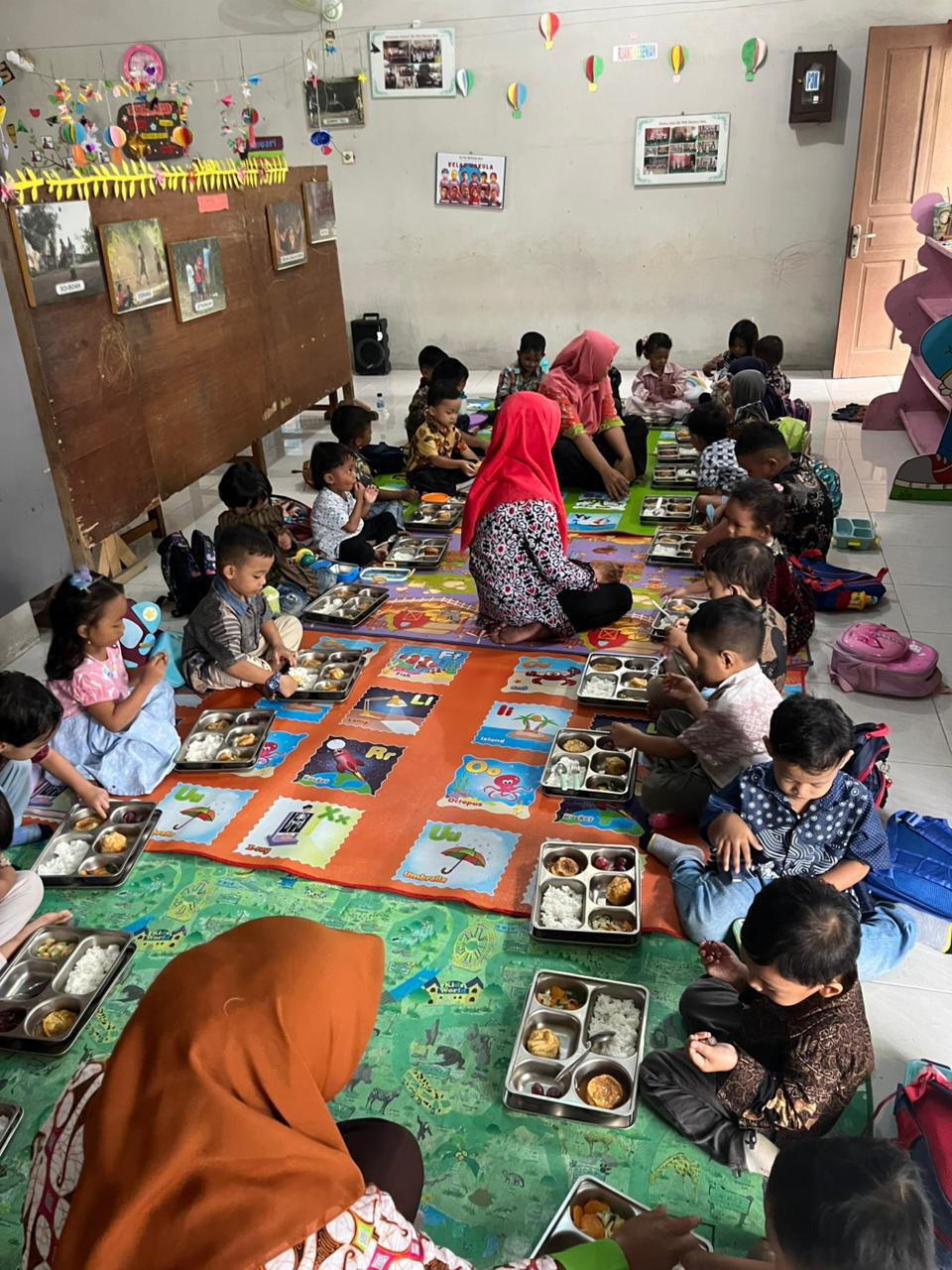 Kegiatan makan bersama program  MBG di KB PKK Mutiara Hati Malangrejo