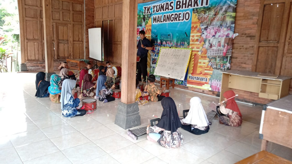 Latihan drumband tim 2 TK Tunas Bhakti Malangrejo