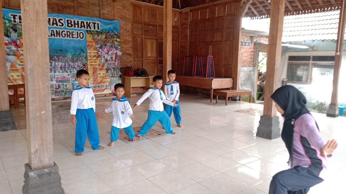 Latihan menari Klas B1 putra TK Tunas Bhakti Malangrejo