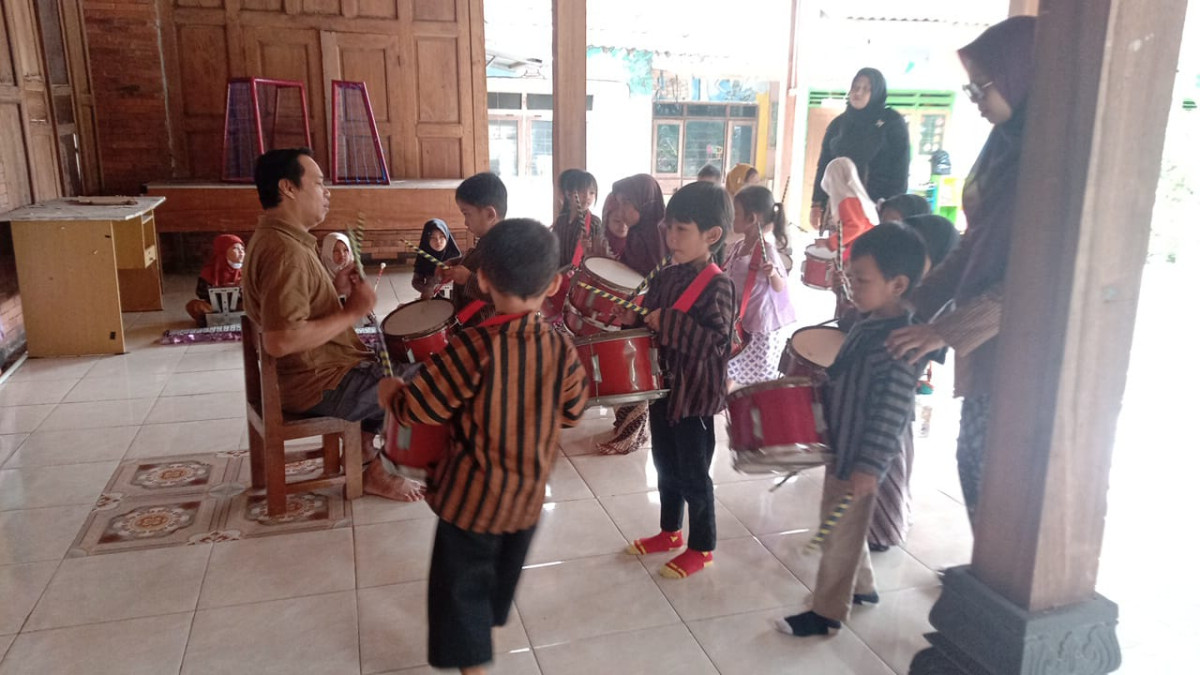 Latihan drumband kelompok A1 dan A2 TK Tunas Bhakti Malangrejo