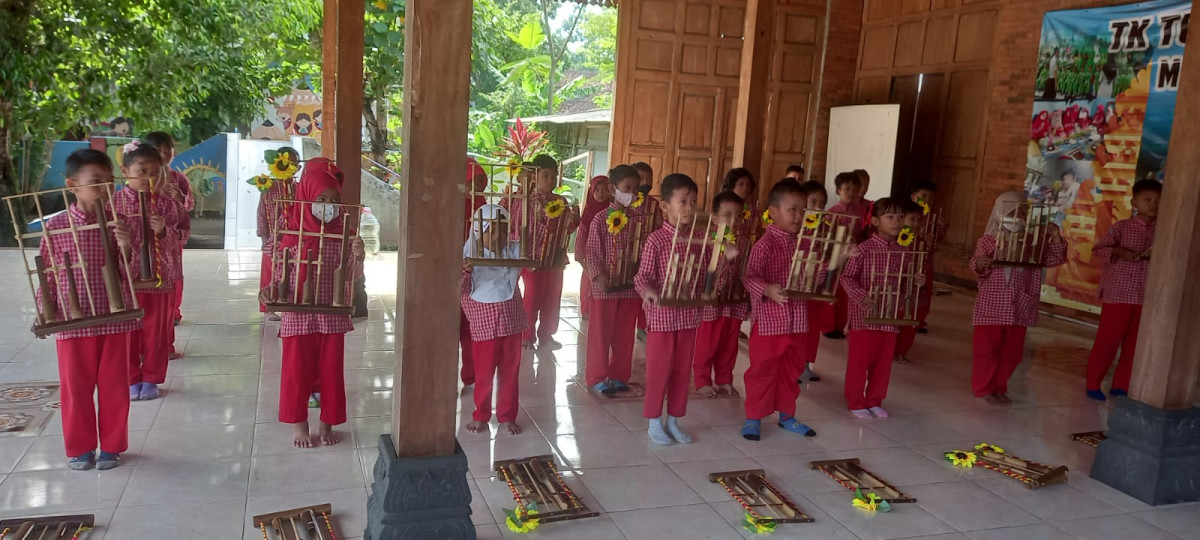 Latihan angklung TK TUNAS BHAKTI Malangrejo
