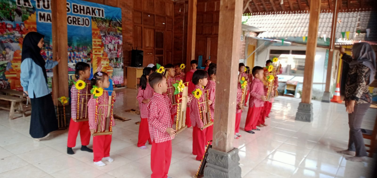Latihan angklung TK TUNAS BHAKTI Malangrejo