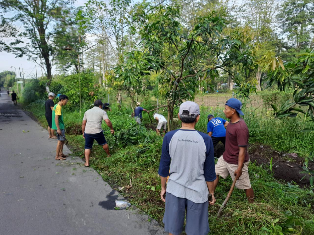 Kerja Bakti RT01 Sempu Membersihkan Saluran Air