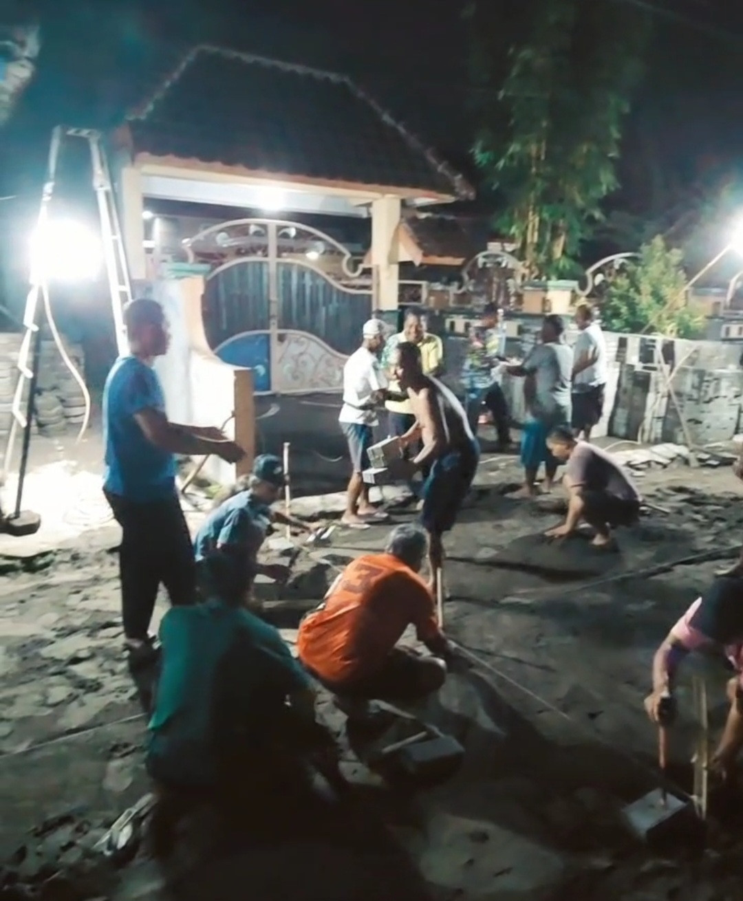 Gotong Royong Pemasangan Paving Blok Hari ke 3 Jalan Gatot Kaca RT 02 Padukuhan Pokoh